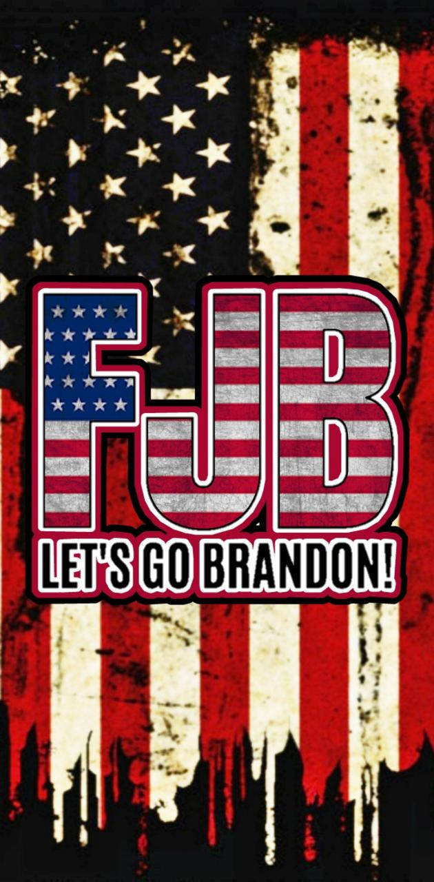 Let’s Go Brandon 桌布 壁紙 — 粗體FJB字母以美國國旗圖案呈現，並帶有'LET'S GO BRANDON!'標語，背景為破舊國旗和城市天際線輪廓。