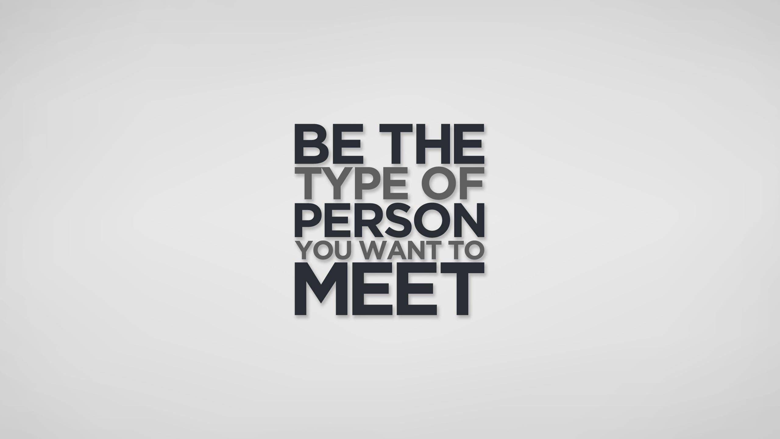 Inspirational Quotes 桌布 壁紙 — 粗體勵志文字寫著：成為你想遇見的那種人，背景為極簡淺灰色。