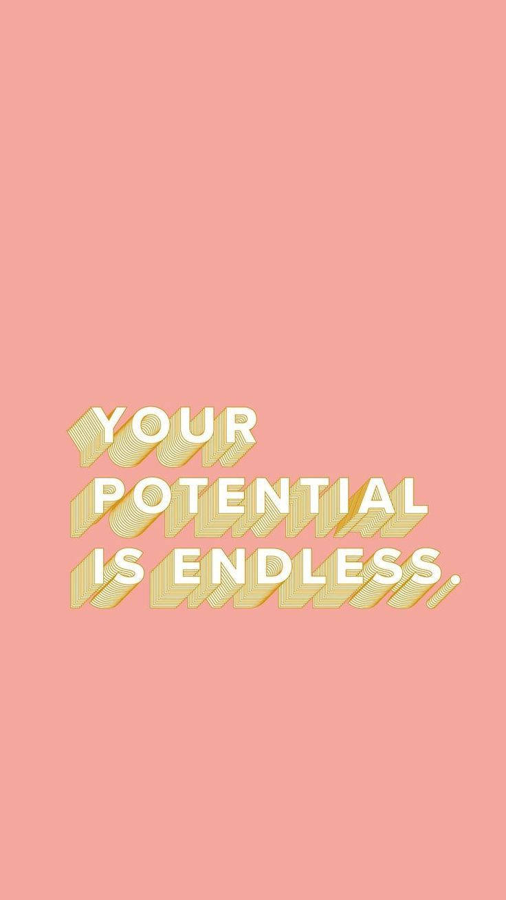 Motivation 桌布 壁紙 — 粗體勵志文字顯示你的潛力是無限的，背景為柔和粉紅色，帶有幾何黃色條紋。