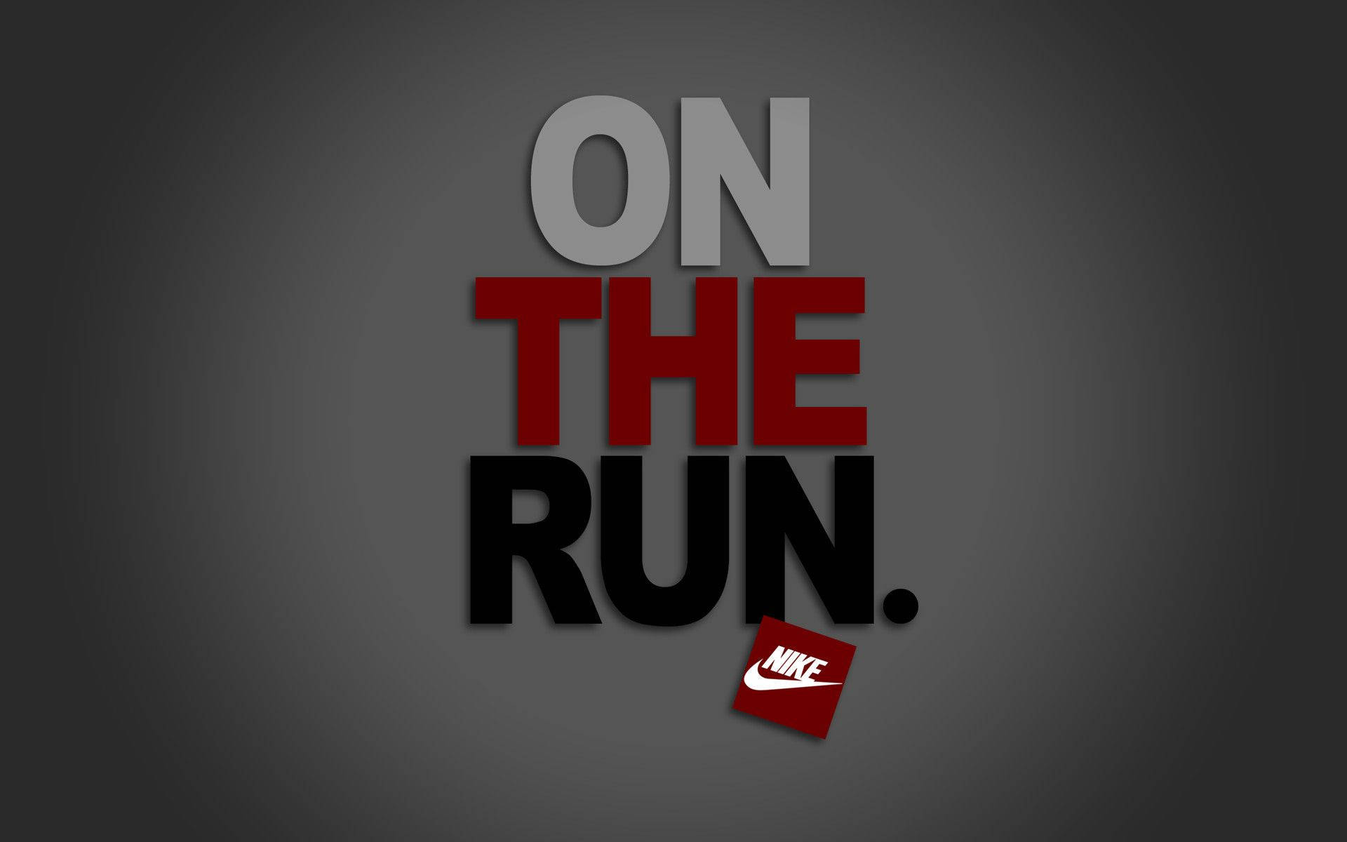 酷炫耐吉 桌布 壁紙 — 粗體字型寫著「ON THE RUN.」，以灰色、紅色和黑色呈現，並帶有Nike標誌，背景為深灰色漸變。
