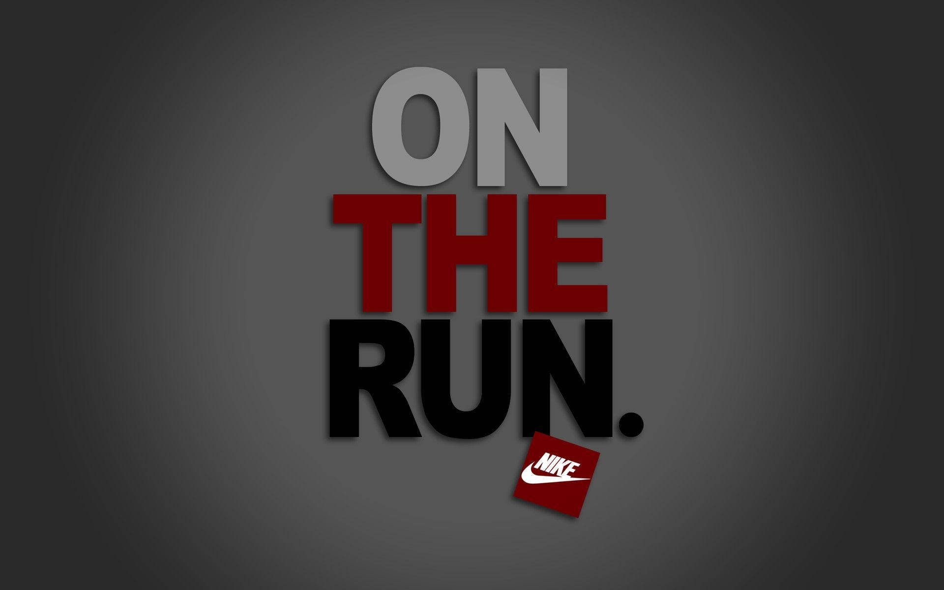 Cool Nike 桌布 壁紙 — 粗體字型顯示「ON THE RUN.」，以灰色、紅色和黑色呈現，並帶有Nike標誌，背景為深灰色漸層。