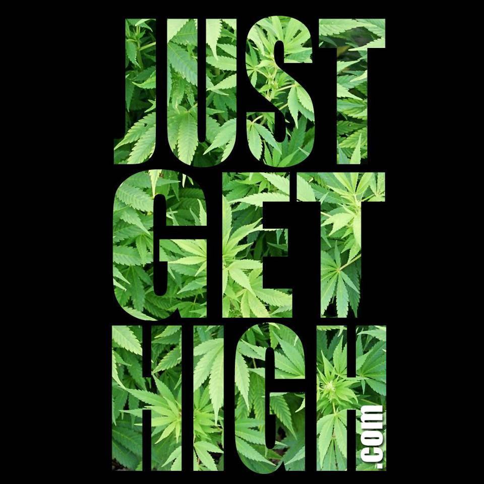 Blunt 桌布 壁紙 — 粗體文字 'JUST GET HIGH.com' 由大麻葉組成，背景為黑色。