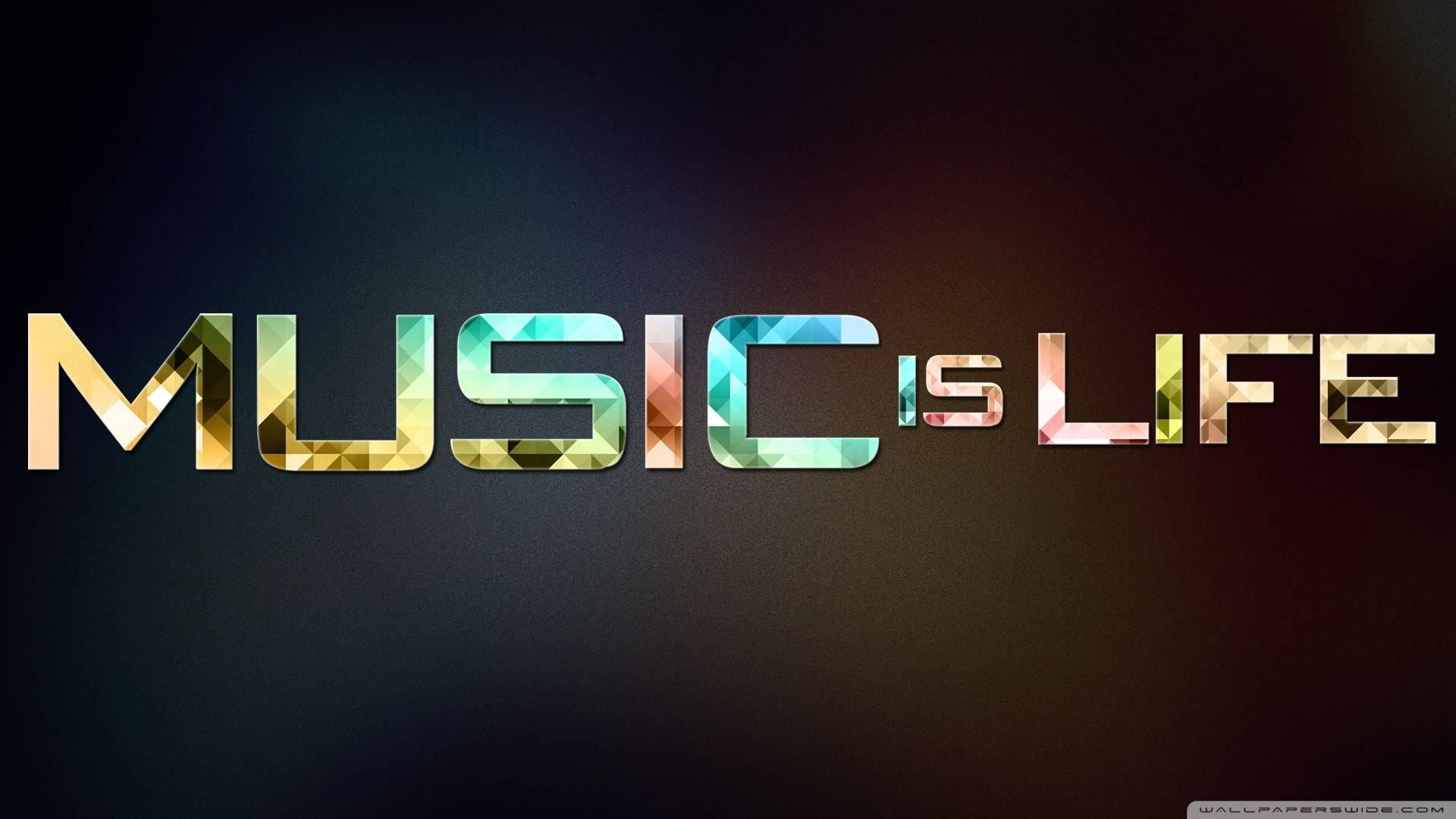 音樂 桌布 壁紙 — 粗體文字 'MUSIC IS LIFE' 以色彩繽紛的幾何切面在深色漸變背景上發光。