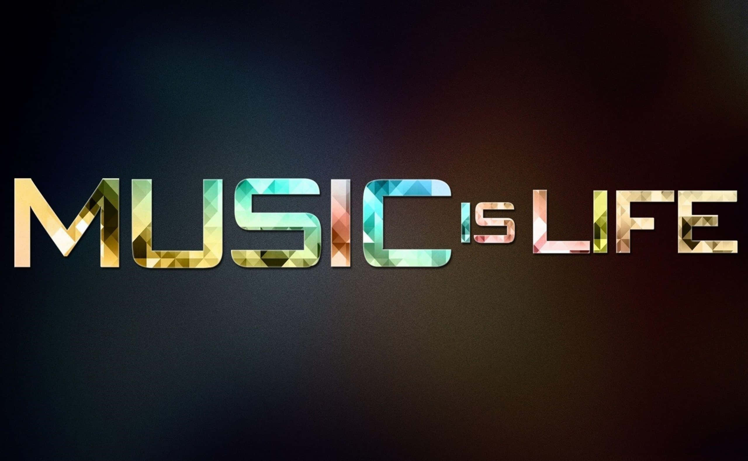 語錄 桌布 壁紙 — 粗體文字 'MUSIC IS LIFE' 以彩色幾何切面在深色漸變背景上發光。
