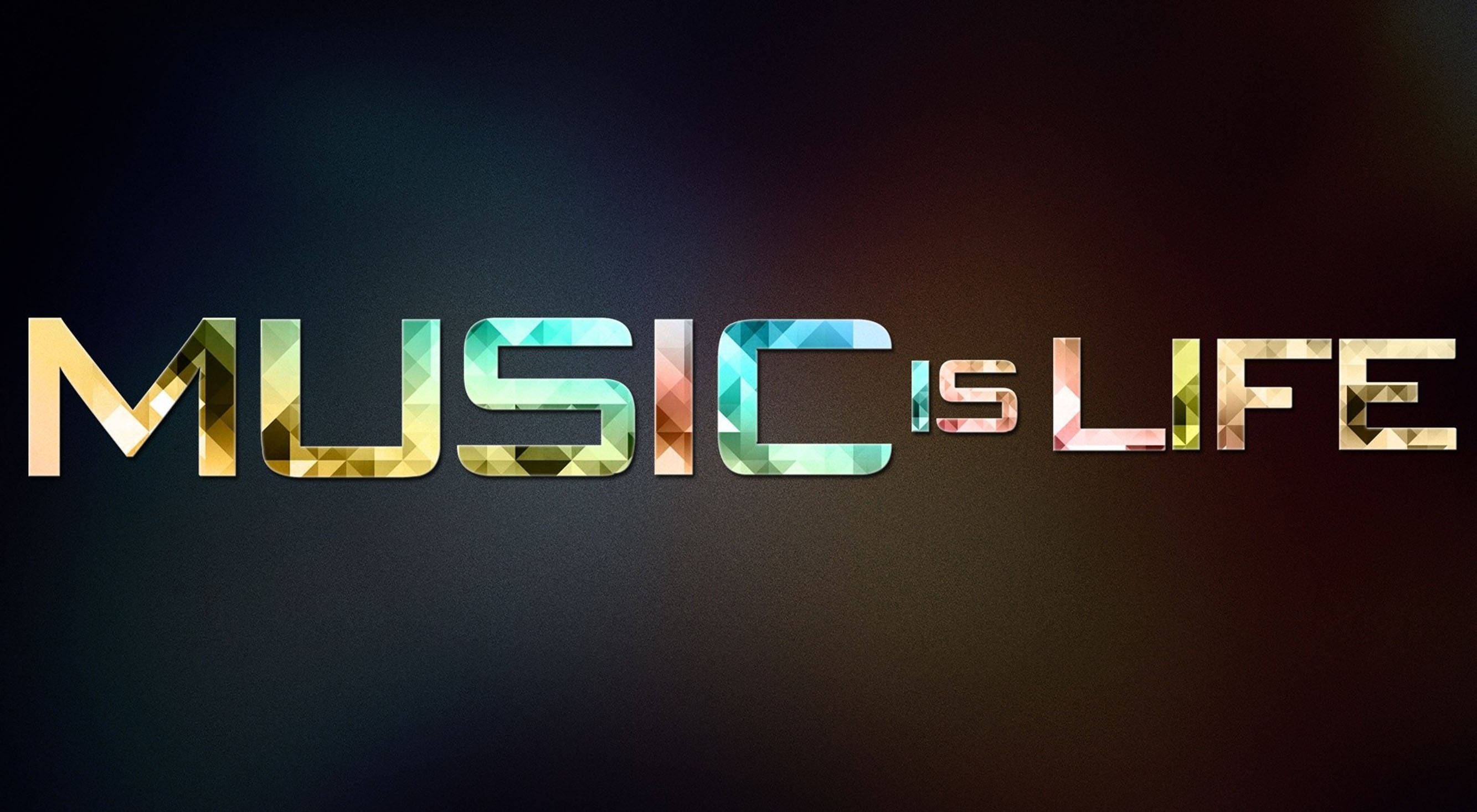 音樂 桌布 壁紙 — 粗體文字 'MUSIC IS LIFE' 以彩色幾何切面呈現在深色漸變背景上。