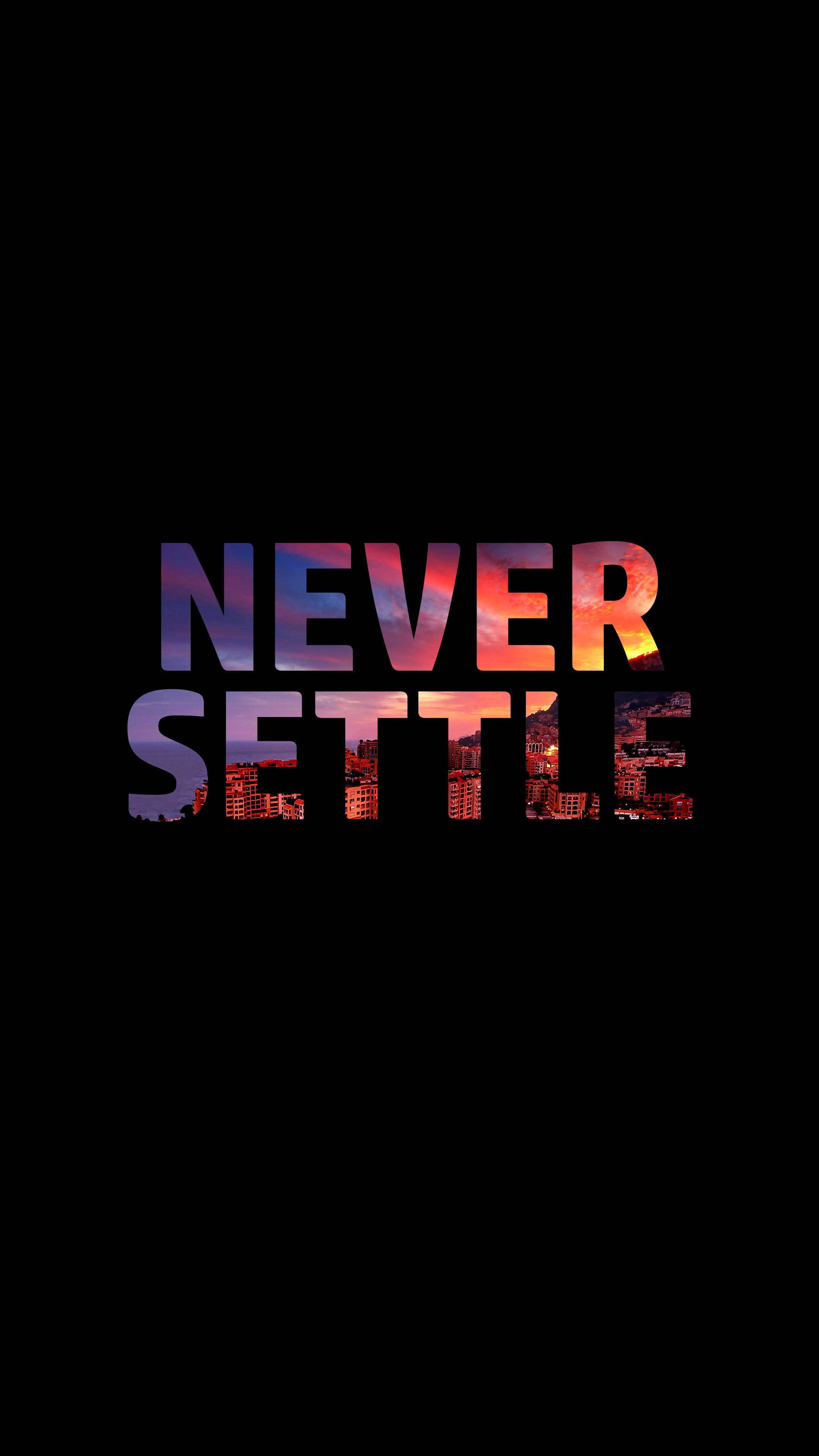 語錄 桌布 壁紙 — 粗體文字 'NEVER SETTLE' 充滿了充滿活力的日落城市景觀，背景為黑色。