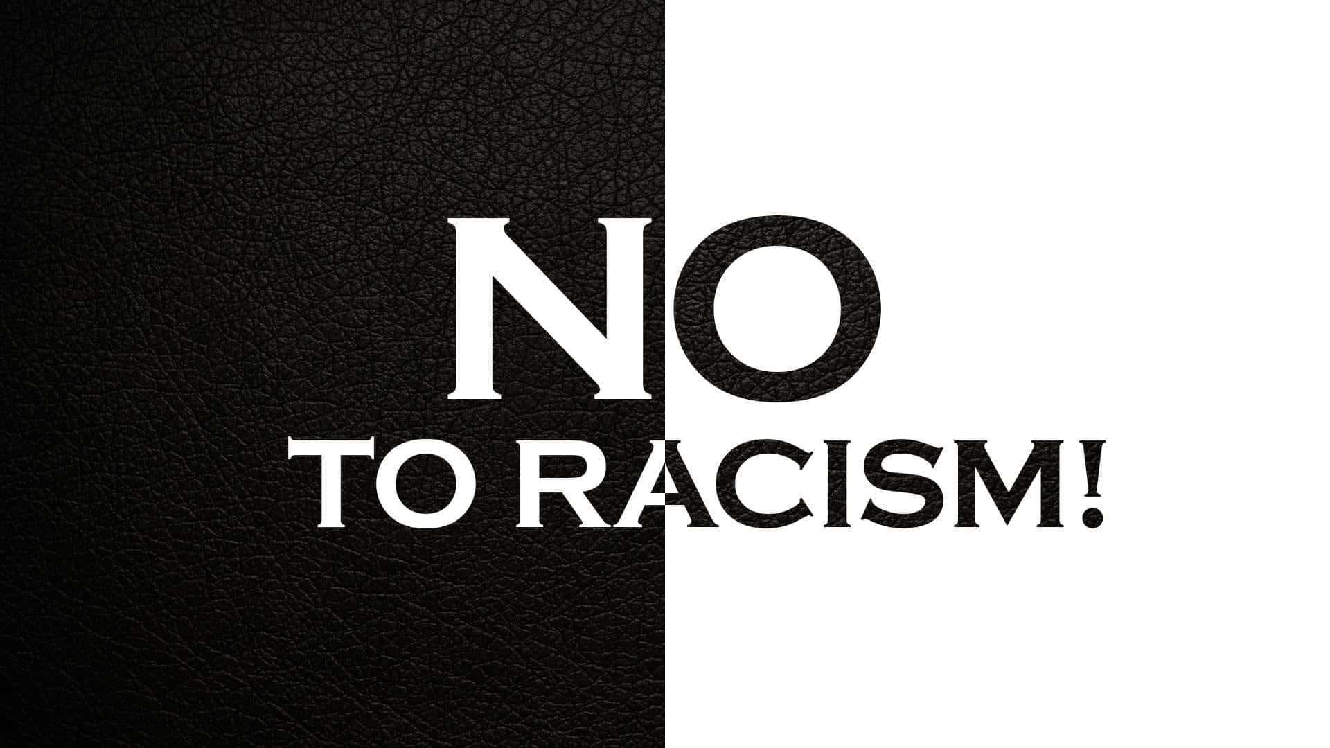 Racism 桌布 壁紙 — 粗體文字「NO TO RACISM!」橫跨黑色紋理和白色背景，形成強烈對比。