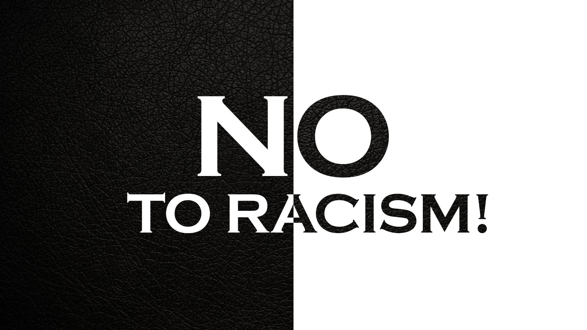 黑白 桌布 壁紙 — 粗體文字 'NO TO RACISM!' 橫跨黑色紋理和白色背景，形成強烈對比。