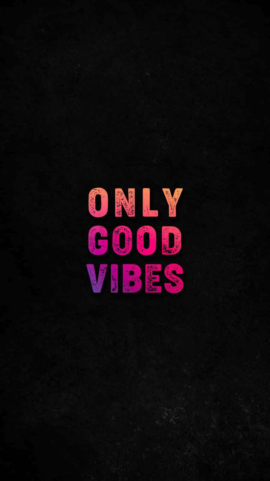 漸層 桌布 壁紙 — 粗體文字「only good vibes」在帶有紋理的黑色背景上以漸變粉紅紫色發光。