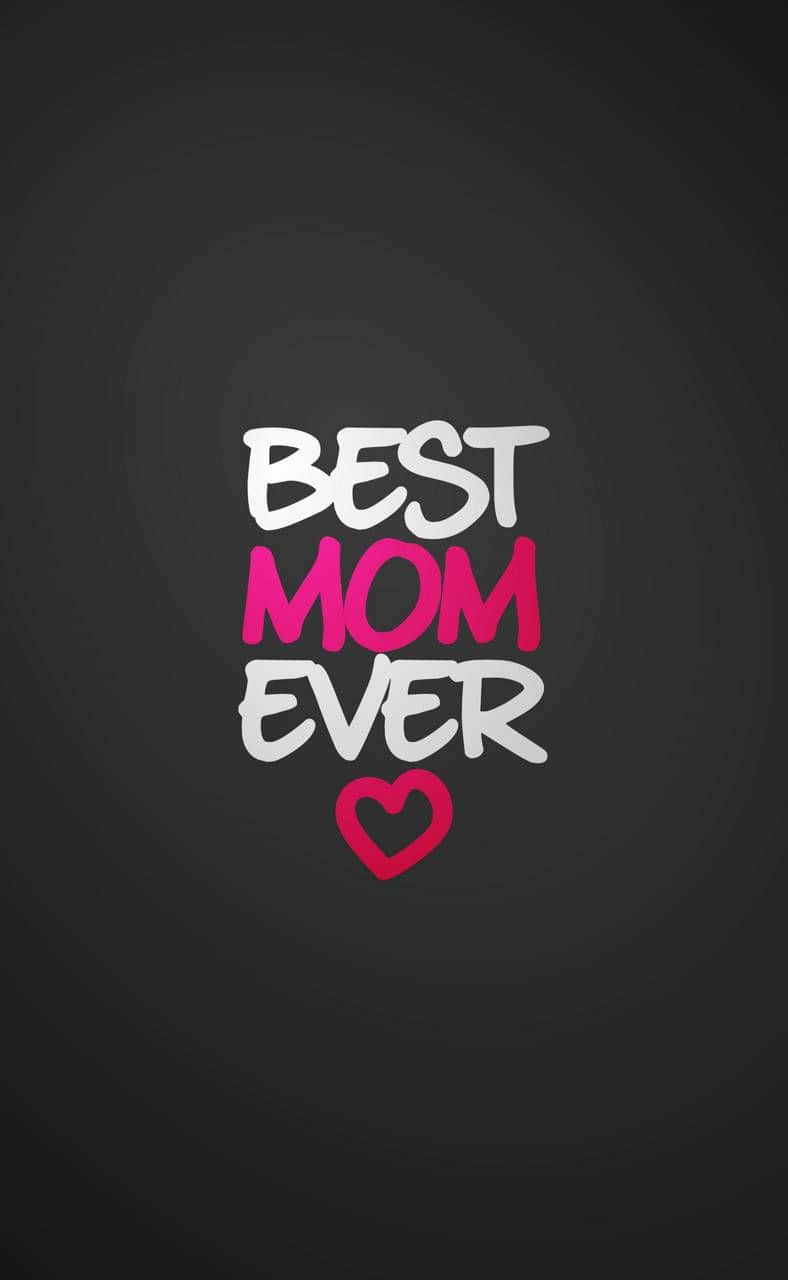 Mom 桌布 壁紙 — 粗體文字以白色和粉紅色寫著「史上最好的媽媽」，下方有一個粉紅色的心形，背景為深灰色漸變。