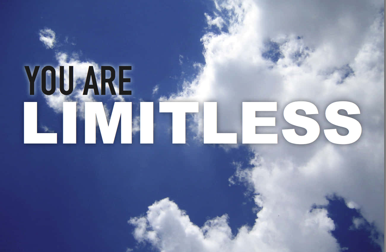 Limitless 桌布 壁紙 — 粗體文字在充滿活力的藍天和蓬鬆的白雲背景下宣告「YOU ARE LIMITLESS」。