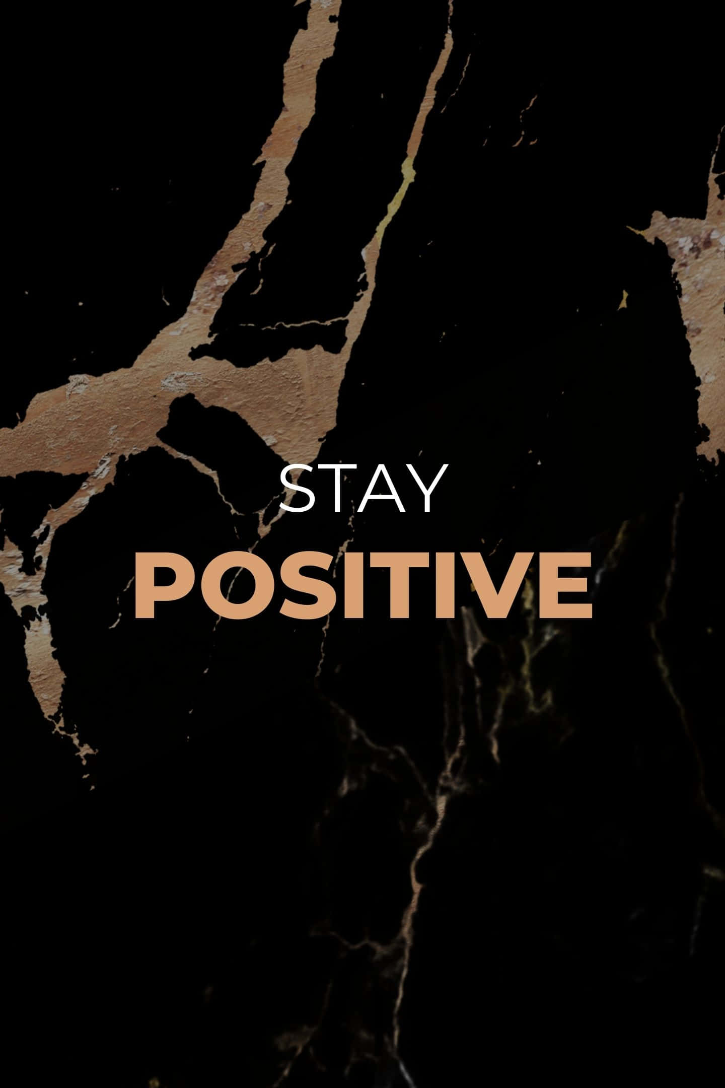 Marble Phone 桌布 壁紙 — 粗體文字在帶有優雅紋理的黑金大理石背景上顯示「stay positive」。