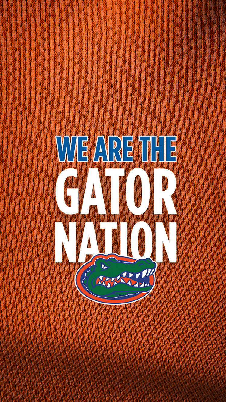手機 桌布 壁紙 — 粗體文字在橙色網眼布上宣告 'WE ARE THE GATOR NATION'，下方有綠色鱷魚標誌。