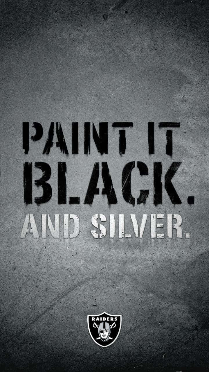 足球 桌布 壁紙 — 粗體文字在粗糙紋理的灰色牆壁上寫著 paint it black and silver，底部有 Raiders 標誌。