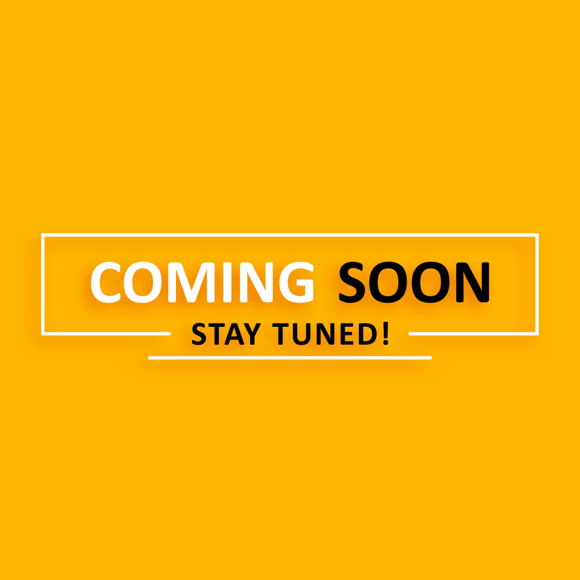 Coming Soon 桌布 壁紙 — 粗體文字在鮮黃色背景上的白色長方形內以白色和黑色宣佈「COMING SOON STAY TUNED！」。