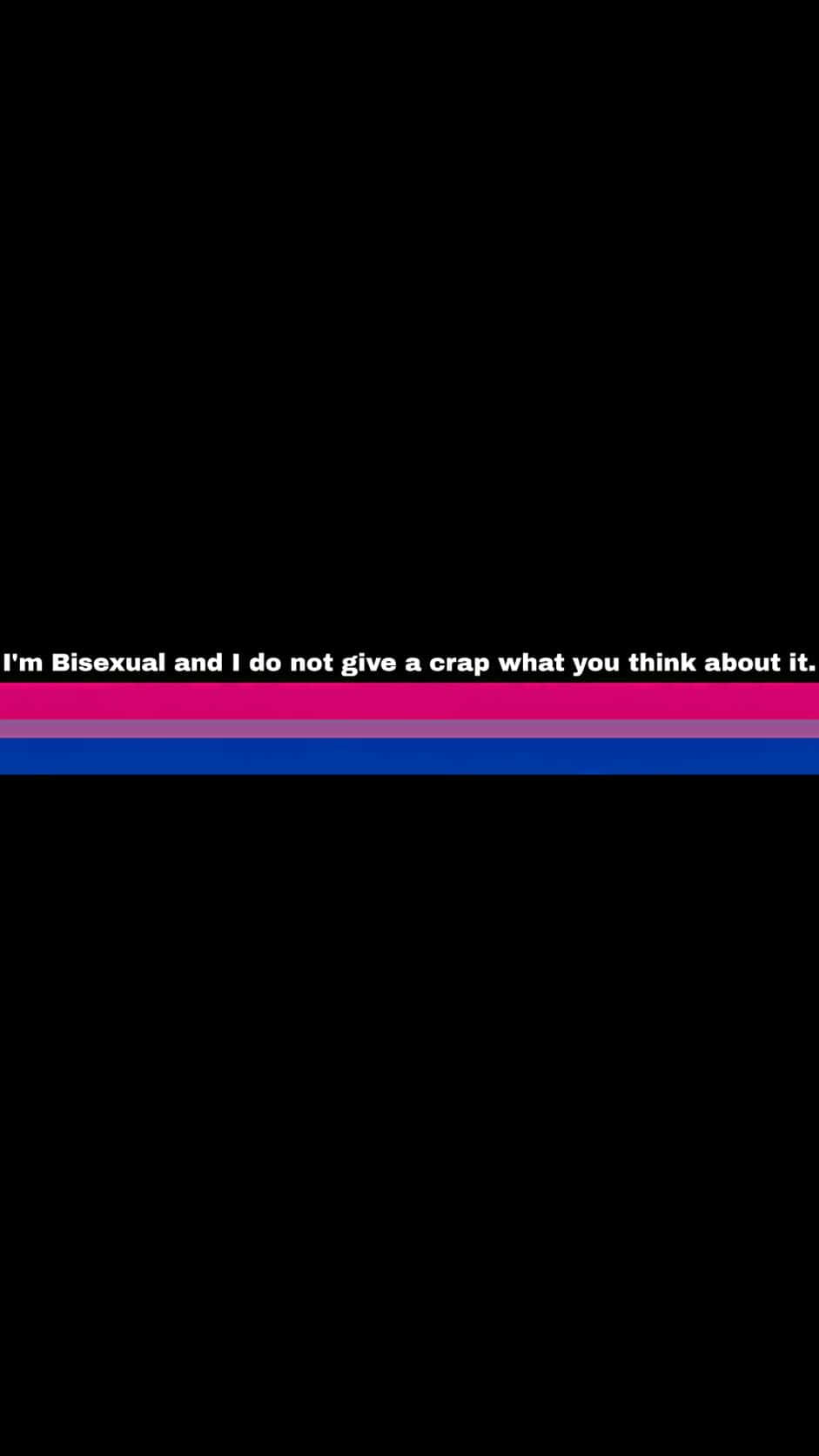 Bisexual 桌布 壁紙 — 粗體文字在黑色背景上以粉紅色、紫色和藍色條紋宣示雙性戀自豪。