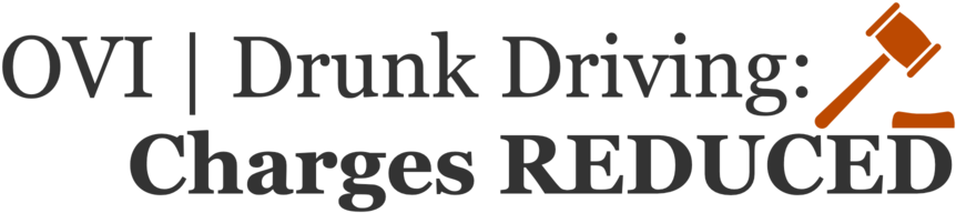 Drunk 桌布 壁紙 — 粗體文字在黑色背景上的木槌圖示旁宣佈OVI酒後駕駛指控已減輕。