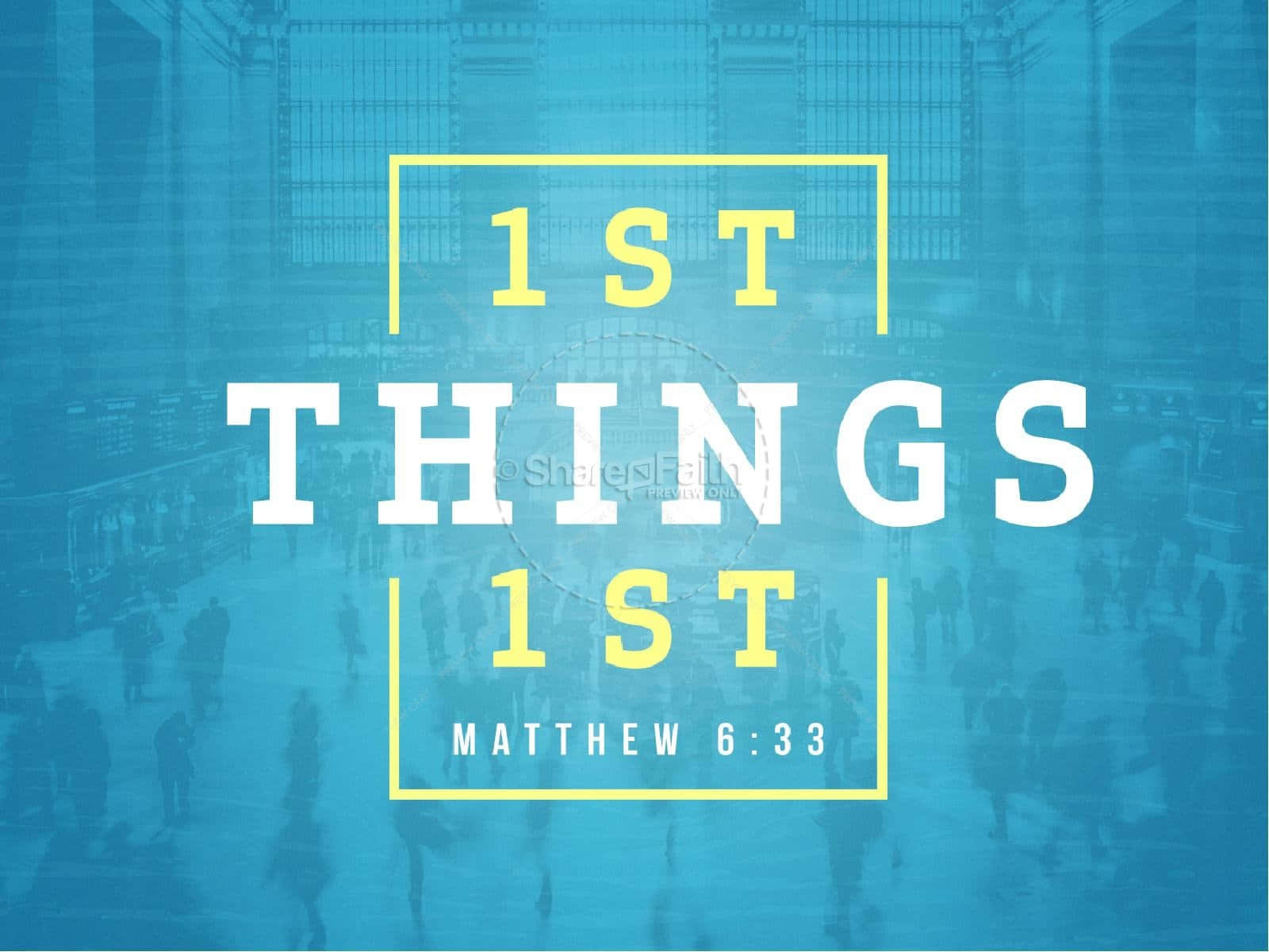 Kingdom Of God 桌布 壁紙 — 粗體文字寫著「1ST THINGS 1ST」及馬太福音6:33，疊加在藍色調的大廳人群場景上。