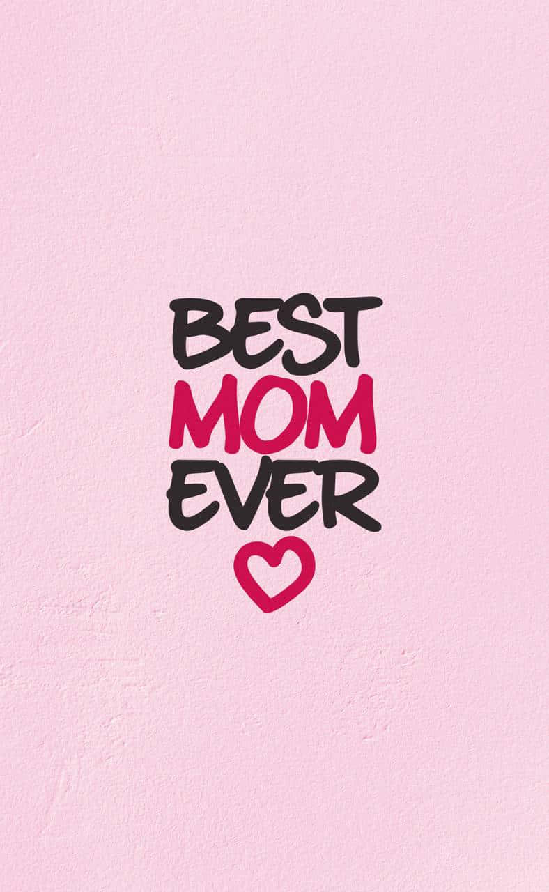 Mom 桌布 壁紙 — 粗體文字寫著「BEST MOM EVER」，黑色和粉紅色，下方有一個粉紅色心形，背景是帶紋理的淺粉紅色。