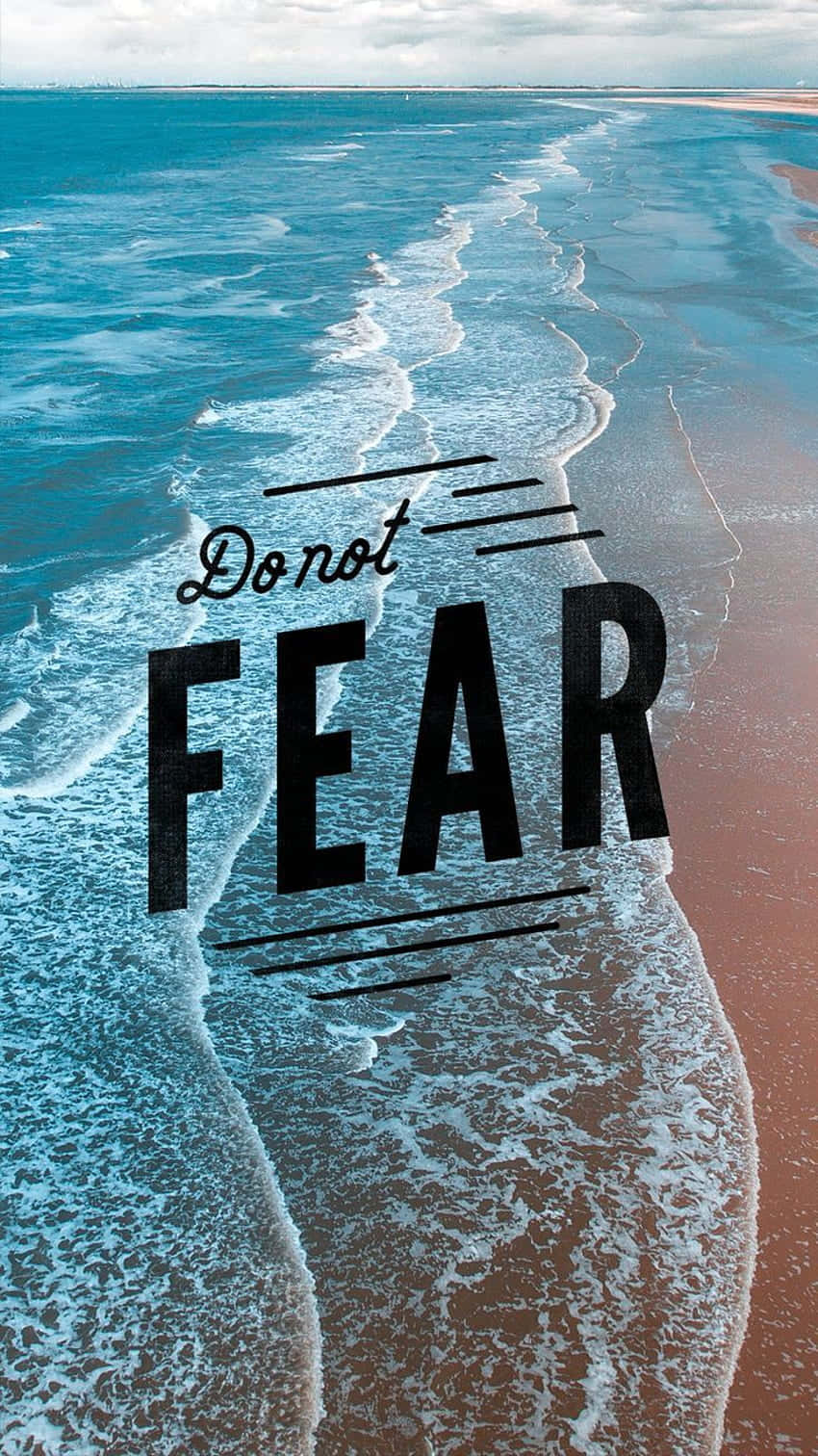 strength 桌布 壁紙 — 粗體文字寫著「Do not FEAR」，疊加在沙灘上破碎的碧綠色海浪上，天空多雲。
