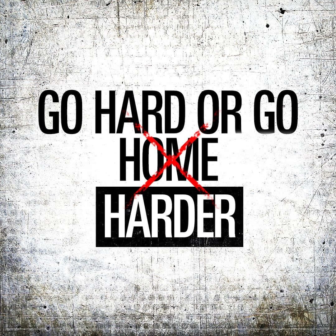 Motivational Quotes 桌布 壁紙 — 粗體文字寫著「GO HARD OR GO HARDER」，而「HOME」則用紅色劃掉，背景是磨損的白色。