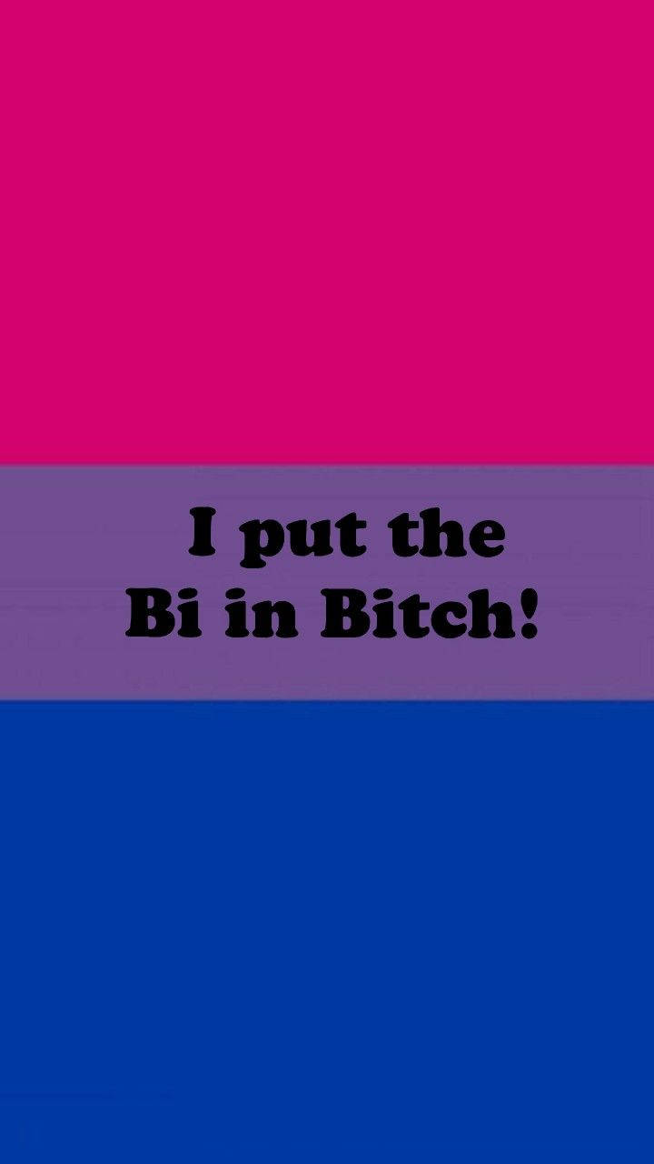 Bisexual Flag 桌布 壁紙 — 粗體文字寫著 I put the Bi in Bitch，橫跨粉紅、紫和藍三色橫幅。