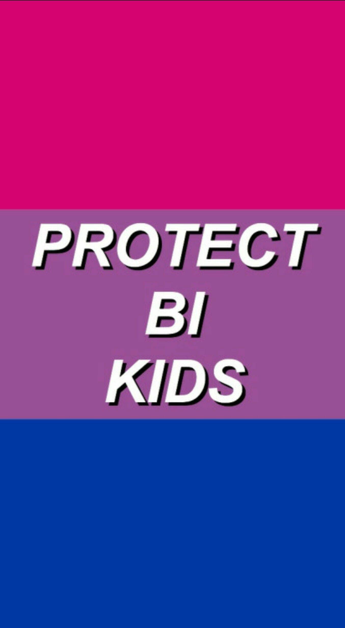 驕傲 桌布 壁紙 — 粗體文字寫著 PROTECT BI KIDS，居中於洋紅色、薰衣草色和藍色的三色橫幅上。
