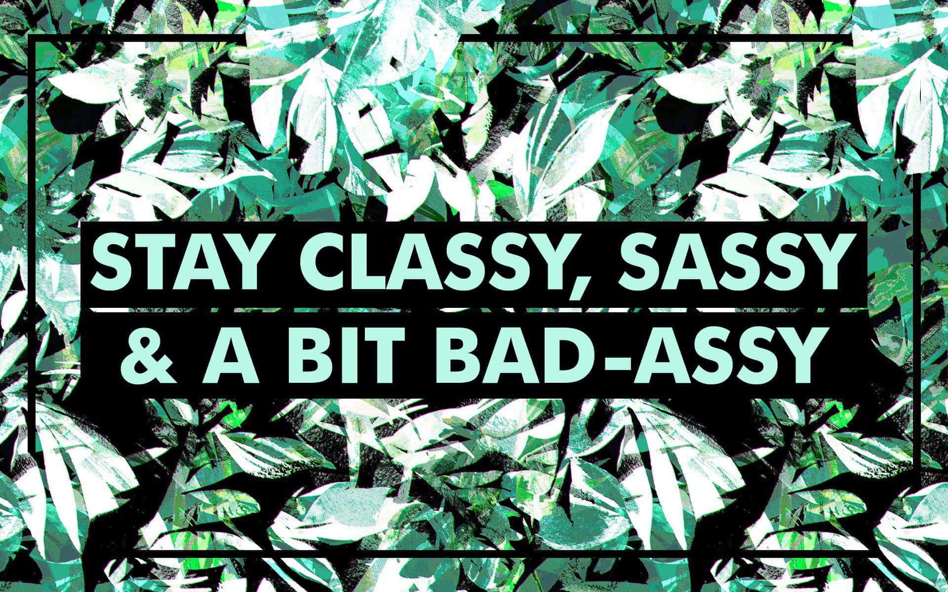 Sassy 桌布 壁紙 — 粗體文字寫著 stay classy sassy & a bit bad-assy，背景為充滿活力的綠色和白色葉子圖案。