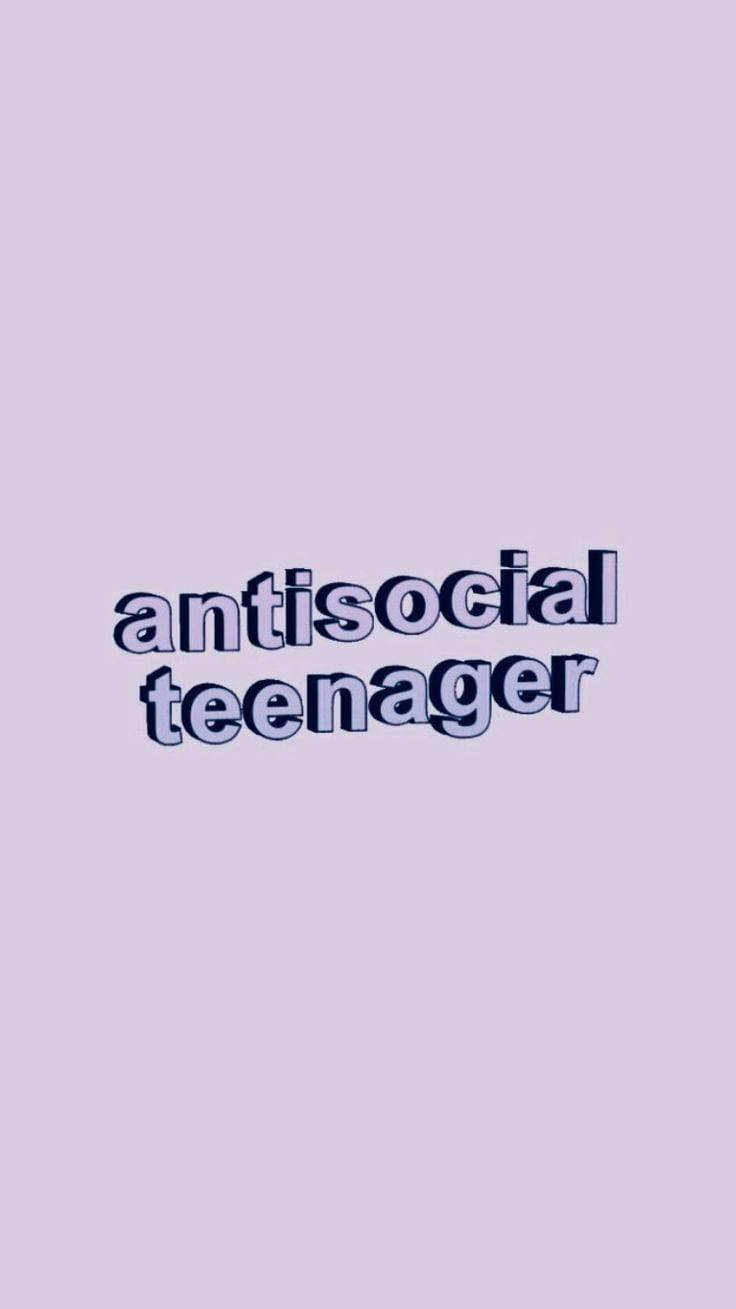 Social 桌布 壁紙 — 粗體文字顯示 antisocial teenager 居中於柔和的薰衣草背景上。