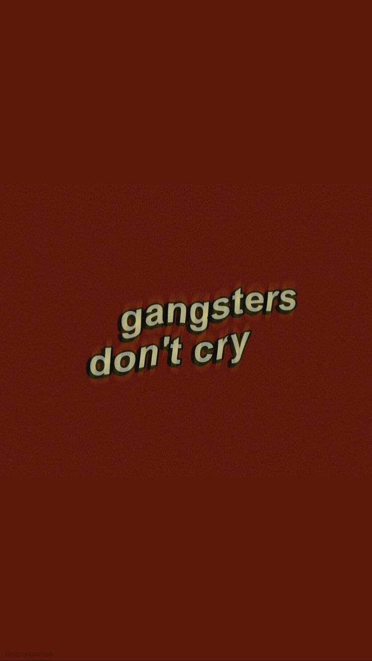 Vsco 桌布 壁紙 — 粗體文字顯示 gangsters don't cry，米色配黑色輪廓，居中於有紋理的深紅色背景上。