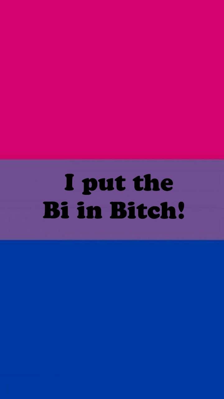 桌布 壁紙 — 粗體文字顯示 I put the Bi in Bitch! 背景為三色雙性戀驕傲旗。