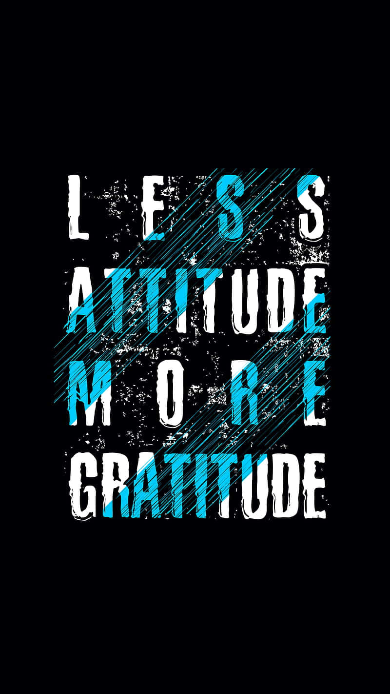 Gratitude 桌布 壁紙 — 粗體文字顯示「LESS ATTITUDE MORE GRATITUDE」，白色和藍色，黑色背景帶有對角線條紋。