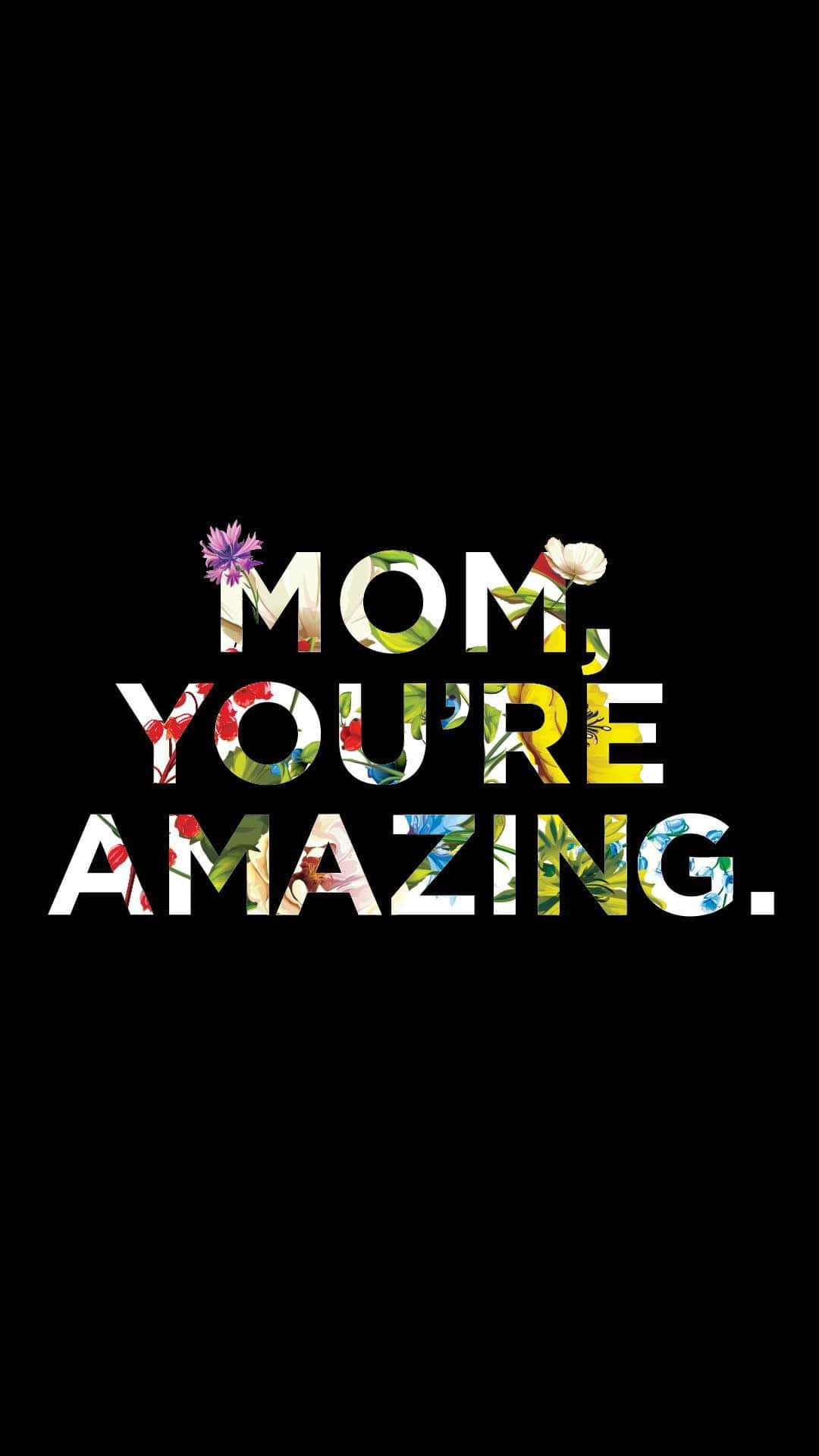 Mom 桌布 壁紙 — 粗體文字顯示「MOM YOU'RE AMAZING」，字母內有花卉圖案，背景為黑色。