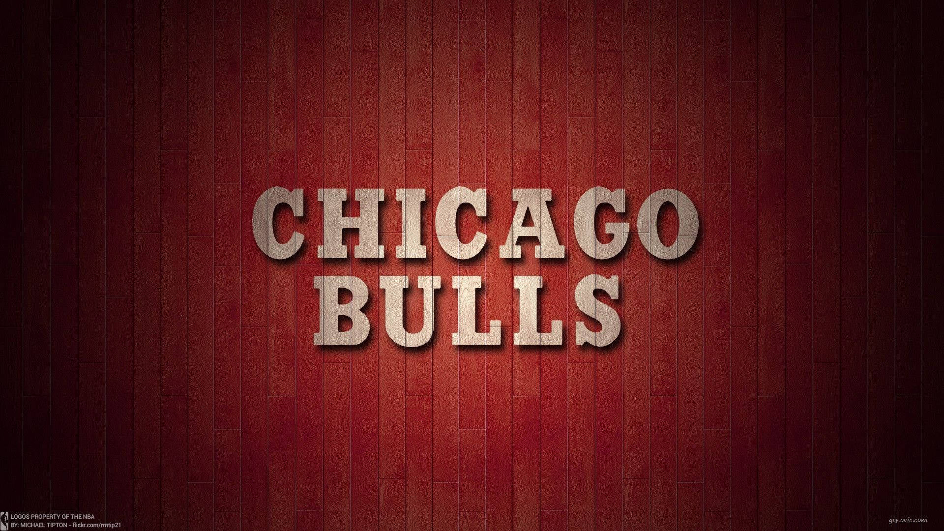 芝加哥公牛 桌布 壁紙 — 粗體木製CHICAGO BULLS字母在豐富的紅色垂直木紋背景上脫穎而出。