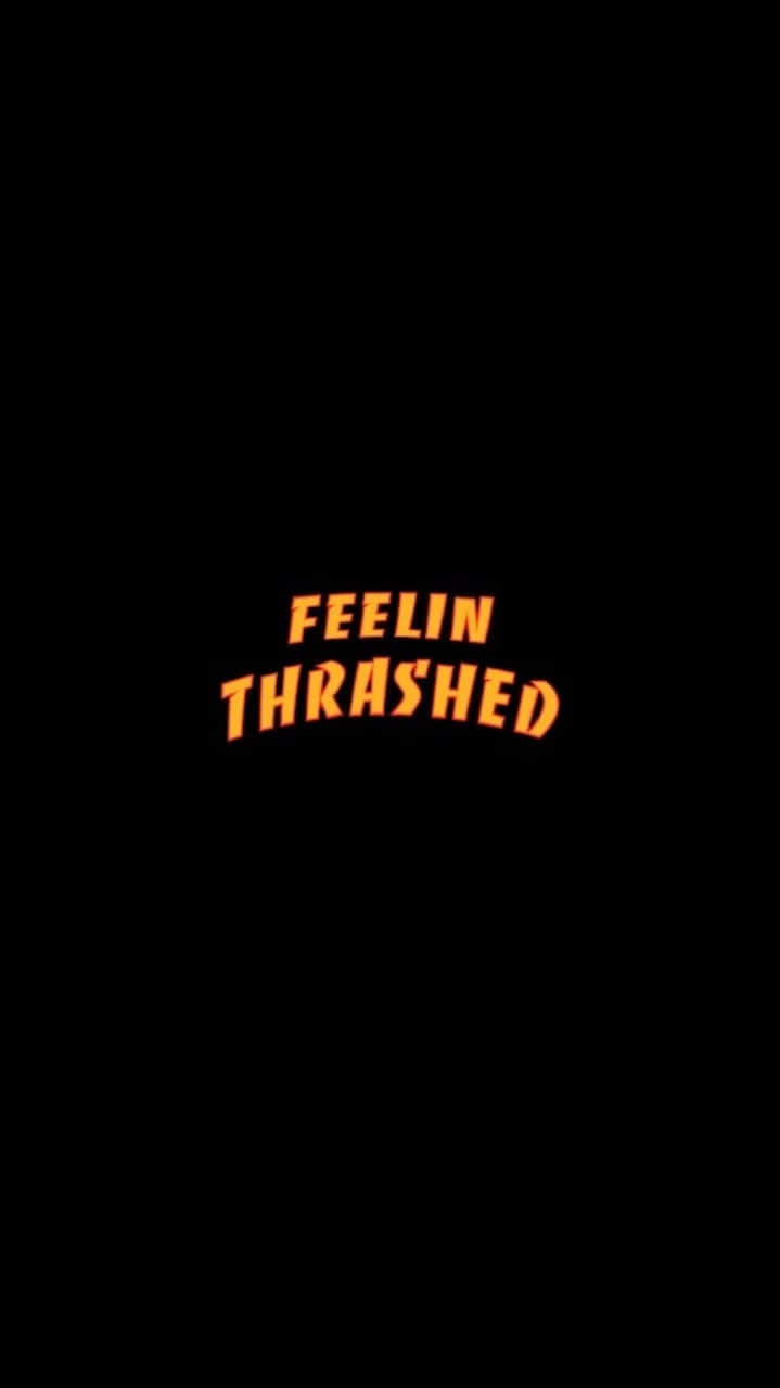 桌布 壁紙 — 粗體橙色文字 'FEELIN THRASHED' 在純黑色背景上發光。