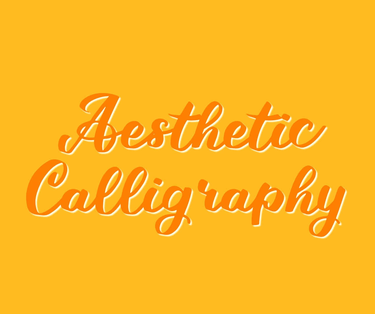 橙色草書文字在黃色背景上寫著 Aesthetic Calligraphy — 美學字眼 壁紙