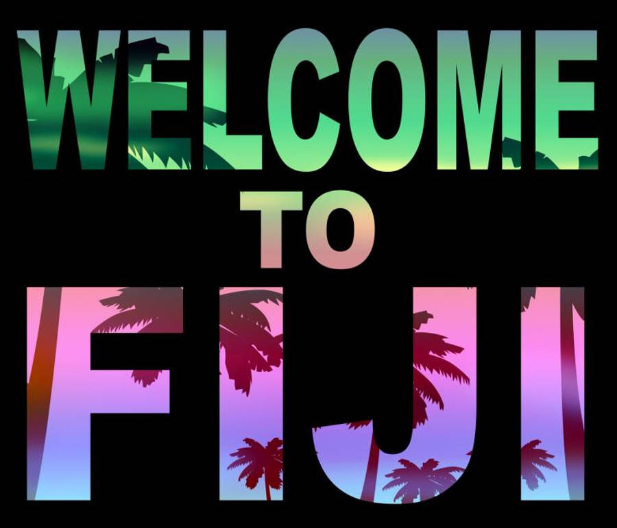 Welcome 桌布 壁紙 — 粗體漸變文字「WELCOME TO FIJI」以熱帶棕櫚樹剪影襯托充滿活力的日落天空。
