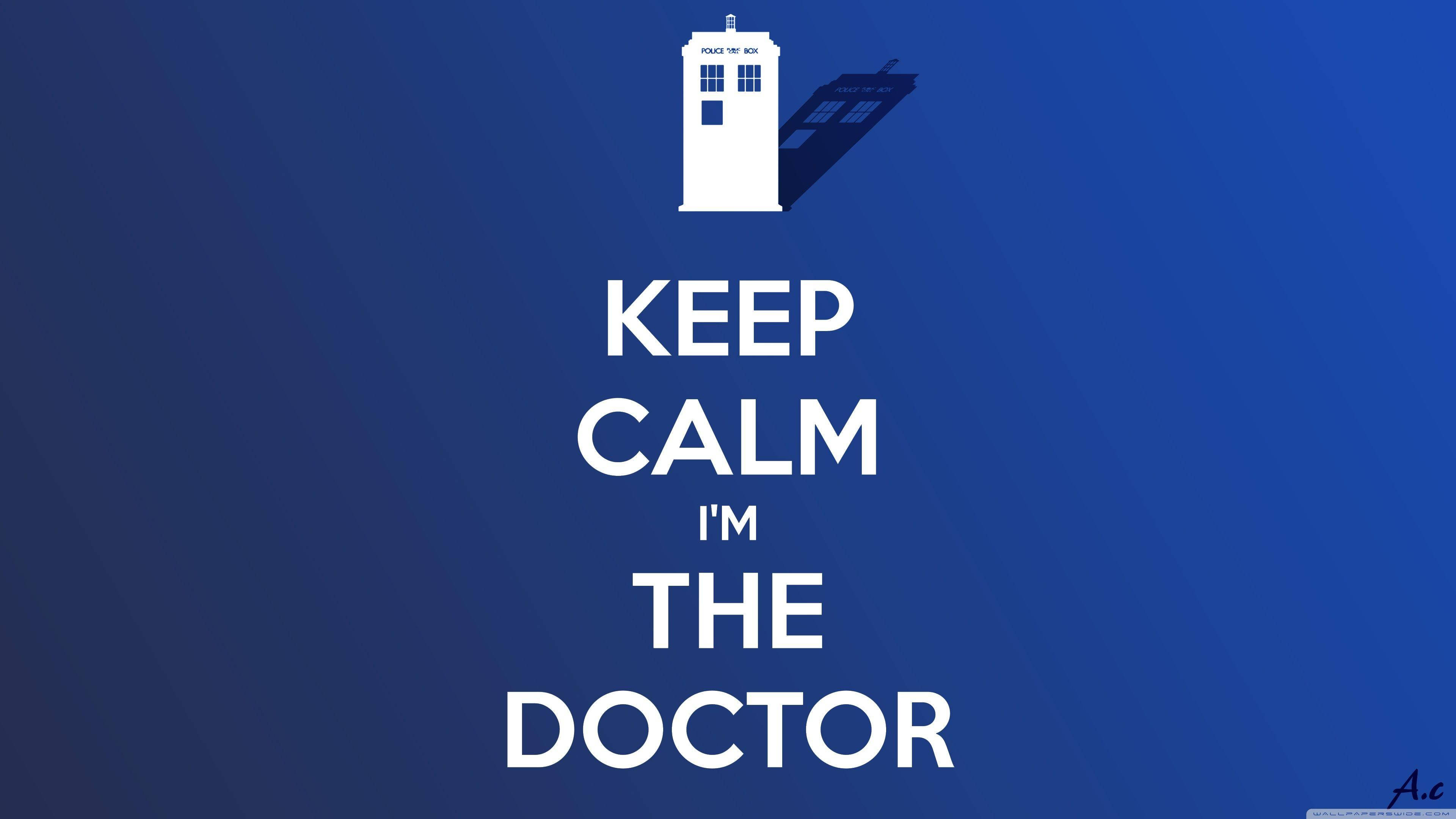 doctor motivation 桌布 壁紙 — 粗體白色 'KEEP CALM I'M THE DOCTOR' 文字，中央帶有 TARDIS 圖示，置於漸層藍色背景上。