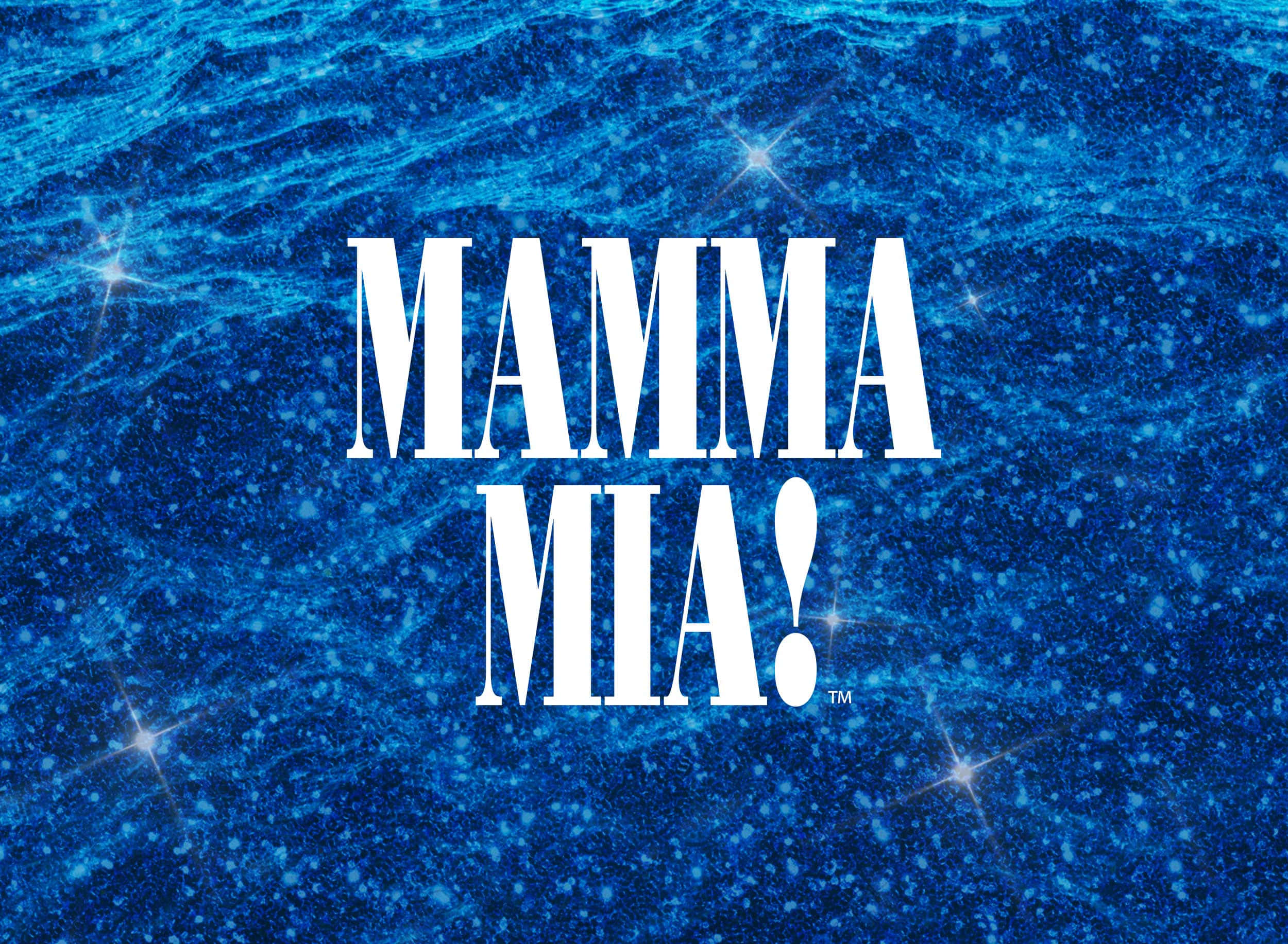 媽媽咪呀 桌布 壁紙 — 粗體白色「MAMMA MIA!」文字在閃爍的深藍色紋理背景上發光，帶有星爆亮點。