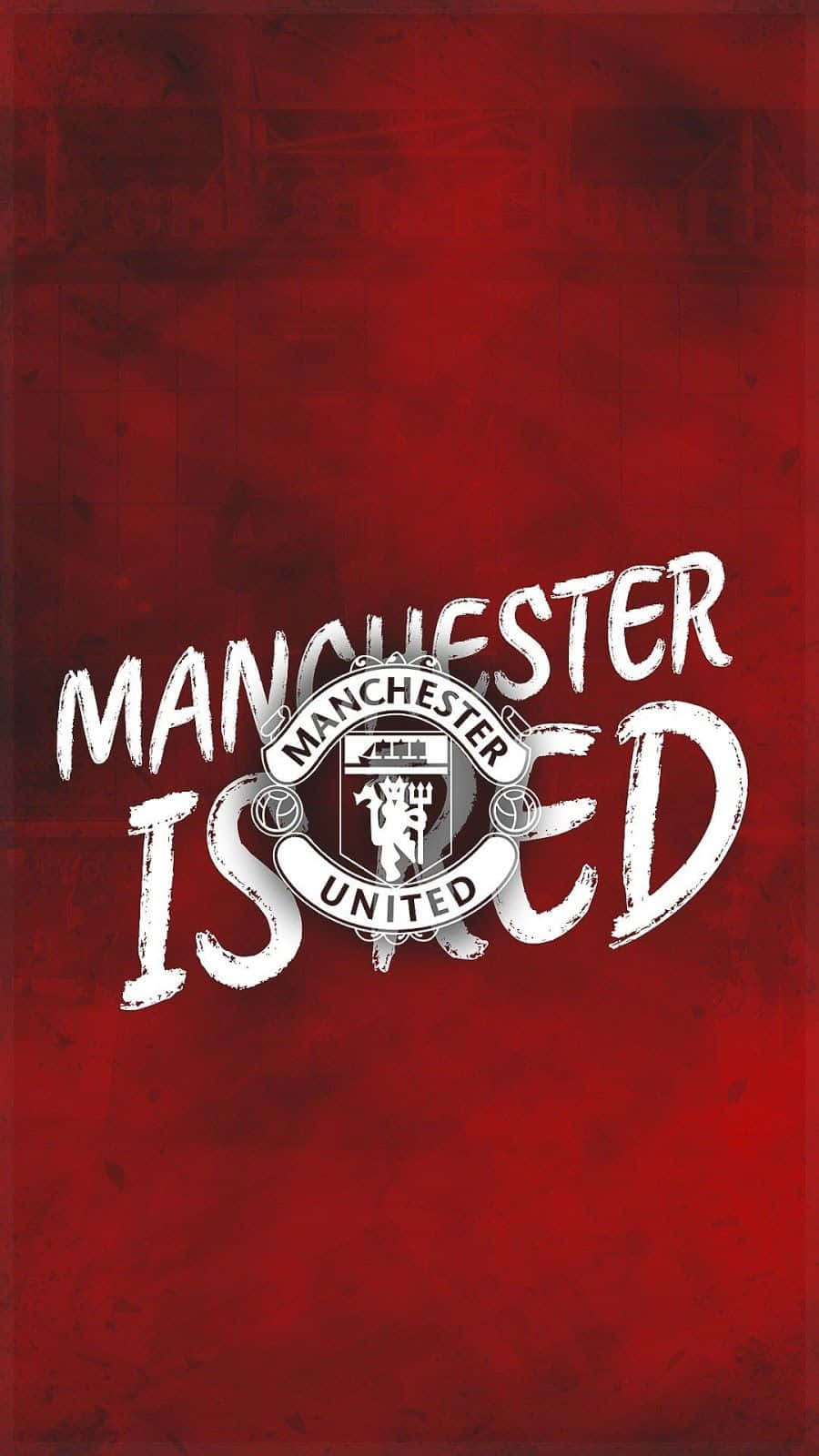 足球 桌布 壁紙 — 粗體白色 'MANCHESTER IS RED' 文字，球會徽章置中於有紋理的深紅色背景上。