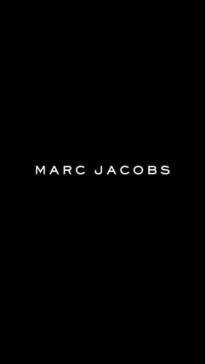 馬克·雅可布 桌布 壁紙 — 粗體白色「MARC JACOBS」文字居中於純黑色背景上。