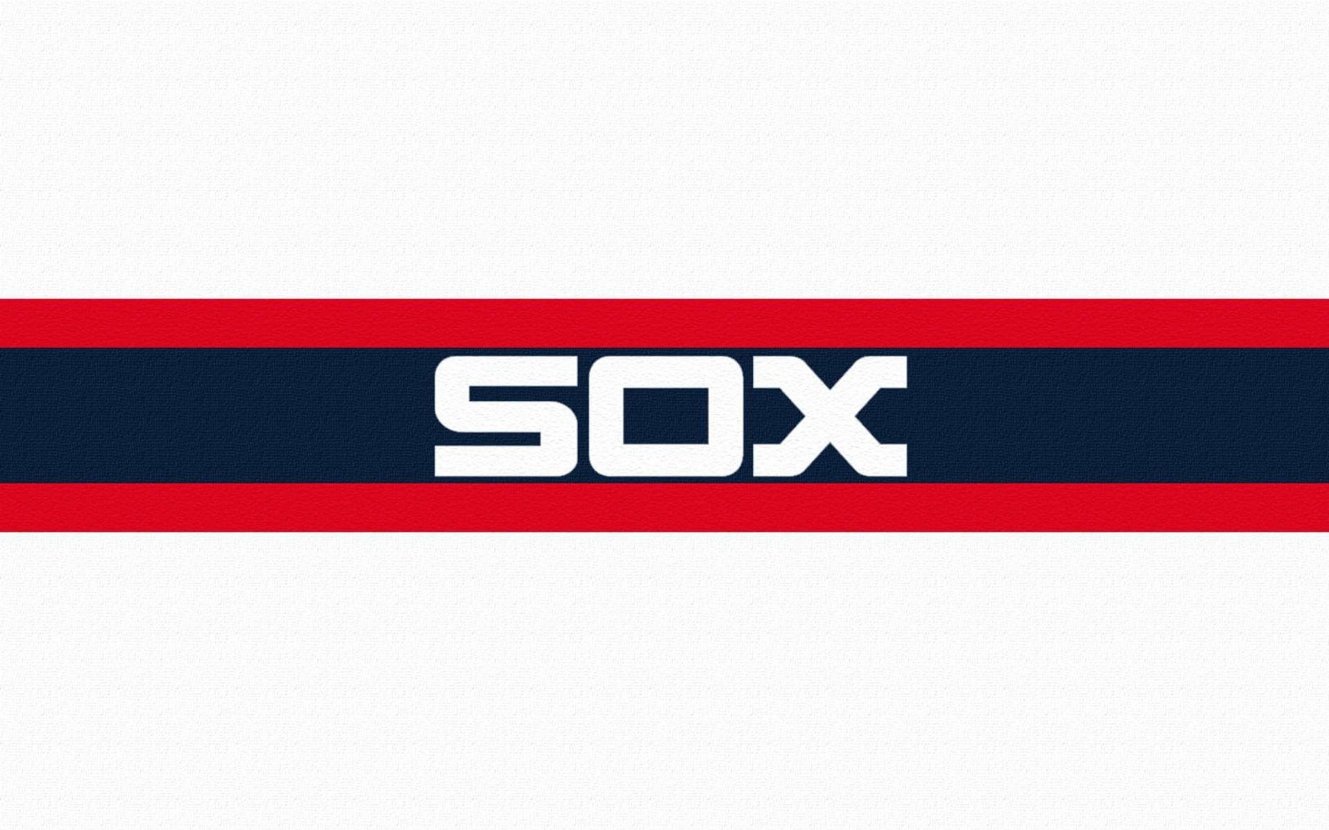 Chicago White Sox 桌布 壁紙 — 粗體白色 'SOX' 文字居中於海軍藍條紋，兩側有紅色條紋，背景為紋理白色。