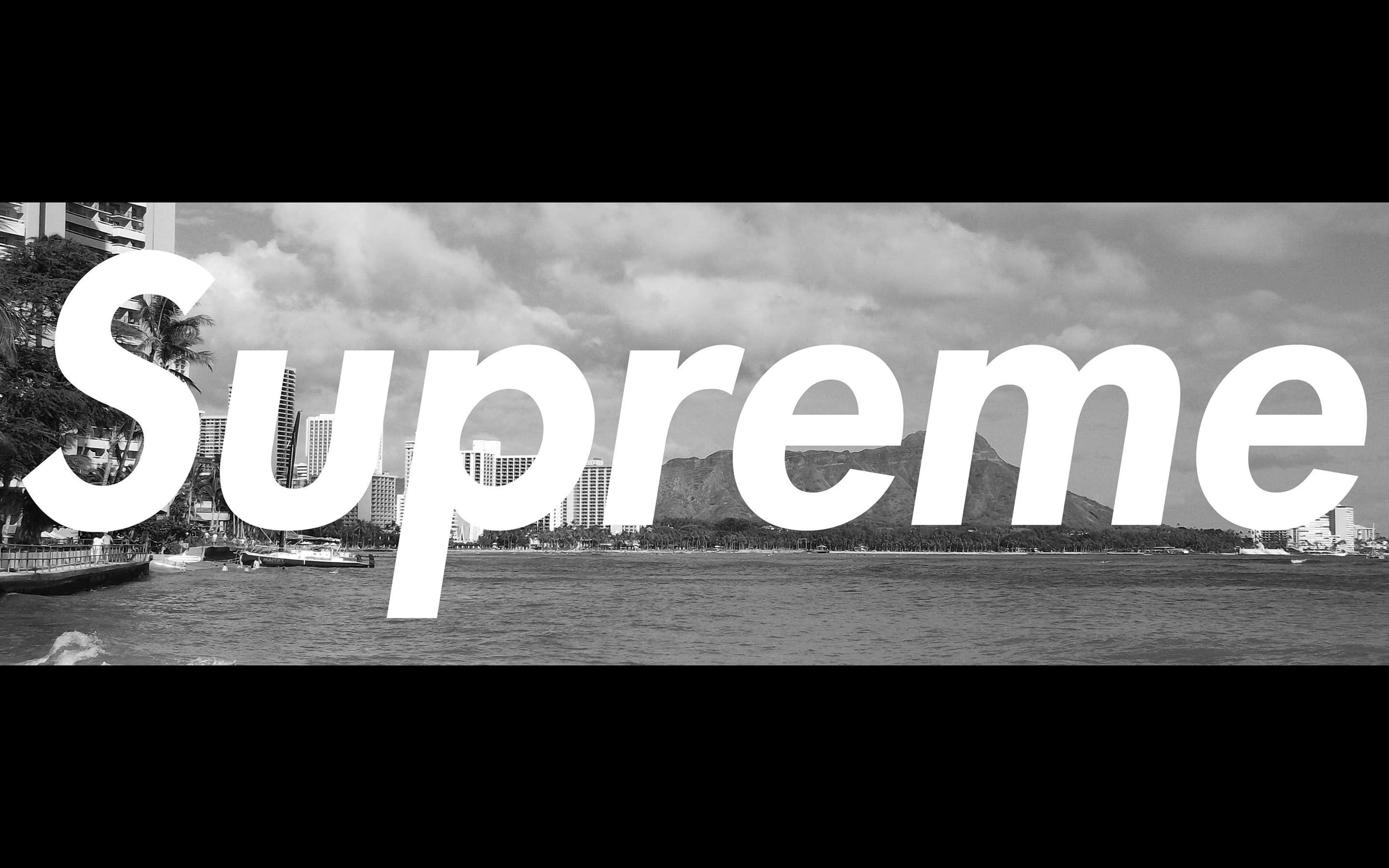 supreme aesthetic 桌布 壁紙 — 粗體白色 'Supreme' 文字覆蓋在黑白色海岸城市景觀上，有棕櫚樹、船隻和山脈。