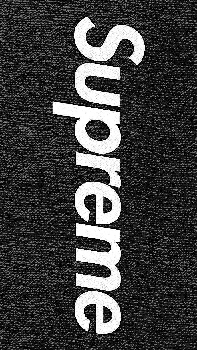black supreme 桌布 壁紙 — 粗體白色 'Supreme' 標誌垂直排列在紋理黑色布料背景上。