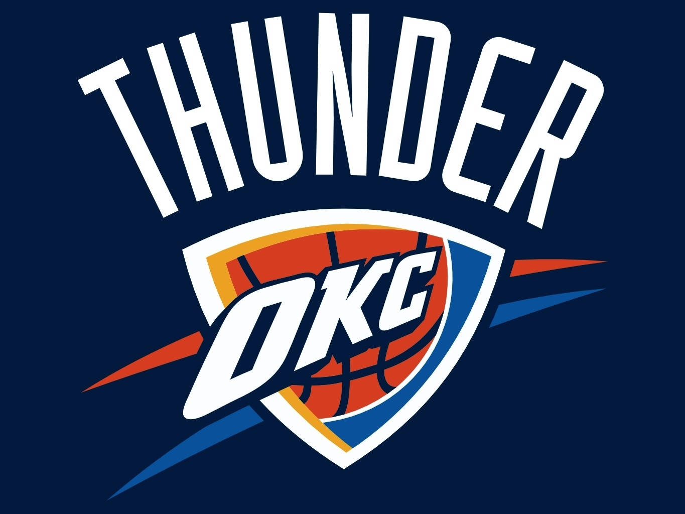 標誌 桌布 壁紙 — 粗體白色 'THUNDER' 文字拱起於盾牌標誌之上，標誌上有 'OKC' 位於籃球上方，並帶有紅色、藍色和黃色點綴，背景為深藍色。