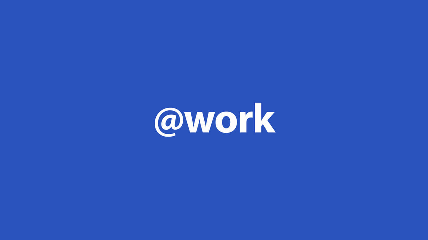 Work 桌布 壁紙 — 粗體白色 @work 文字居中在純皇家藍色背景上。