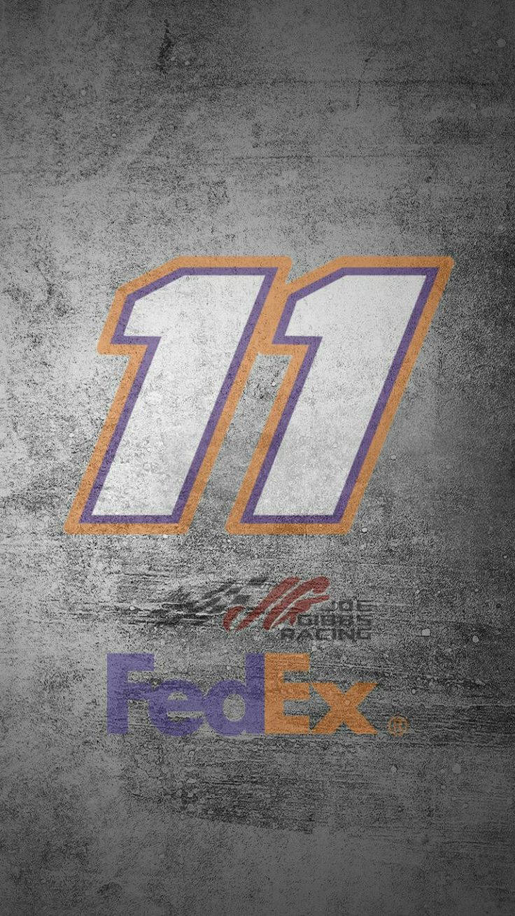Denny Hamlin 桌布 壁紙 — 粗體白色、橙色和紫色的11號，帶有FedEx標誌，位於紋理灰色混凝土背景上。