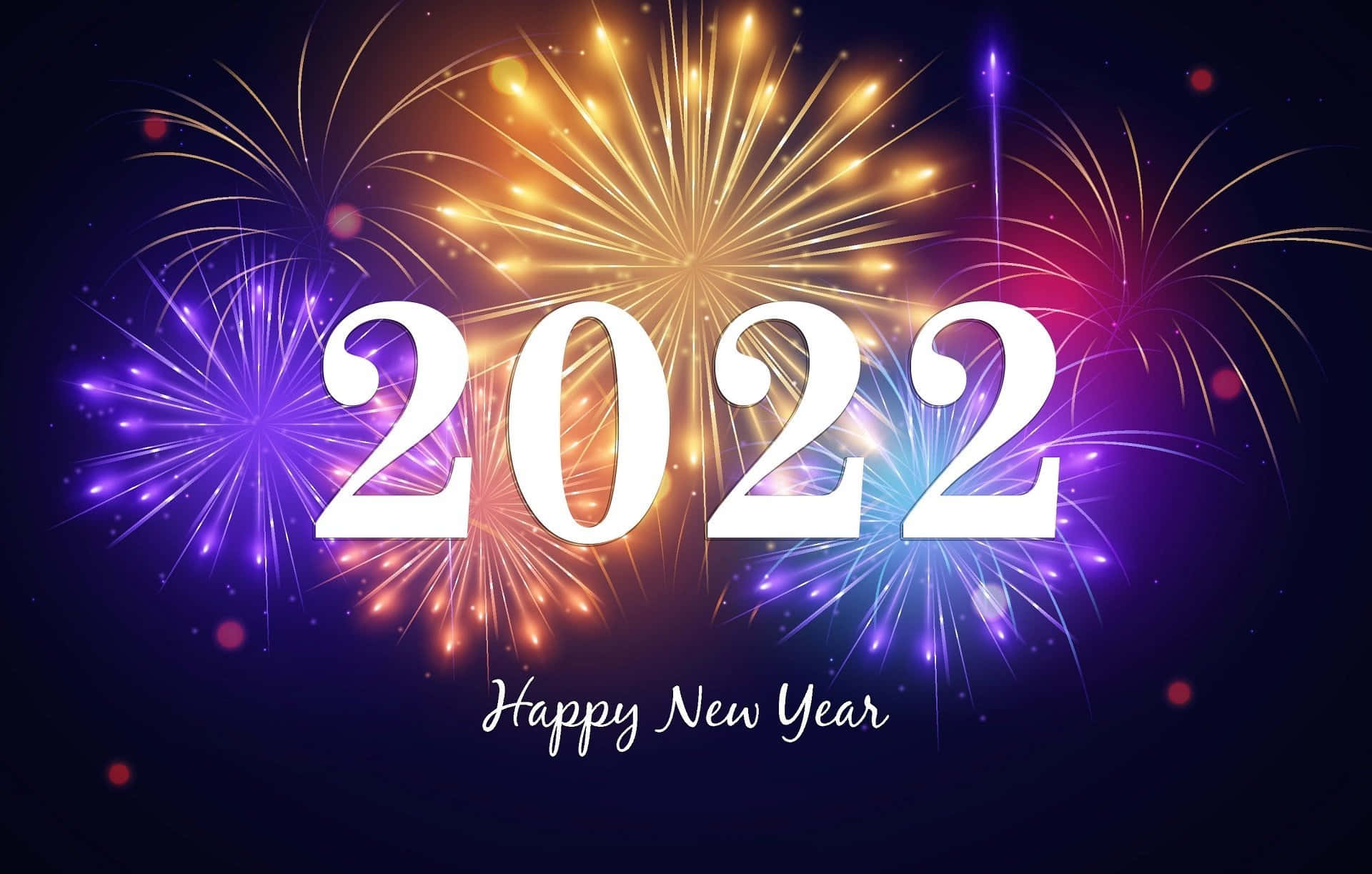 Fireworks 桌布 壁紙 — 粗體白色2022文字在充滿金色、紫色和藍色煙火的黑暗天空中發光。