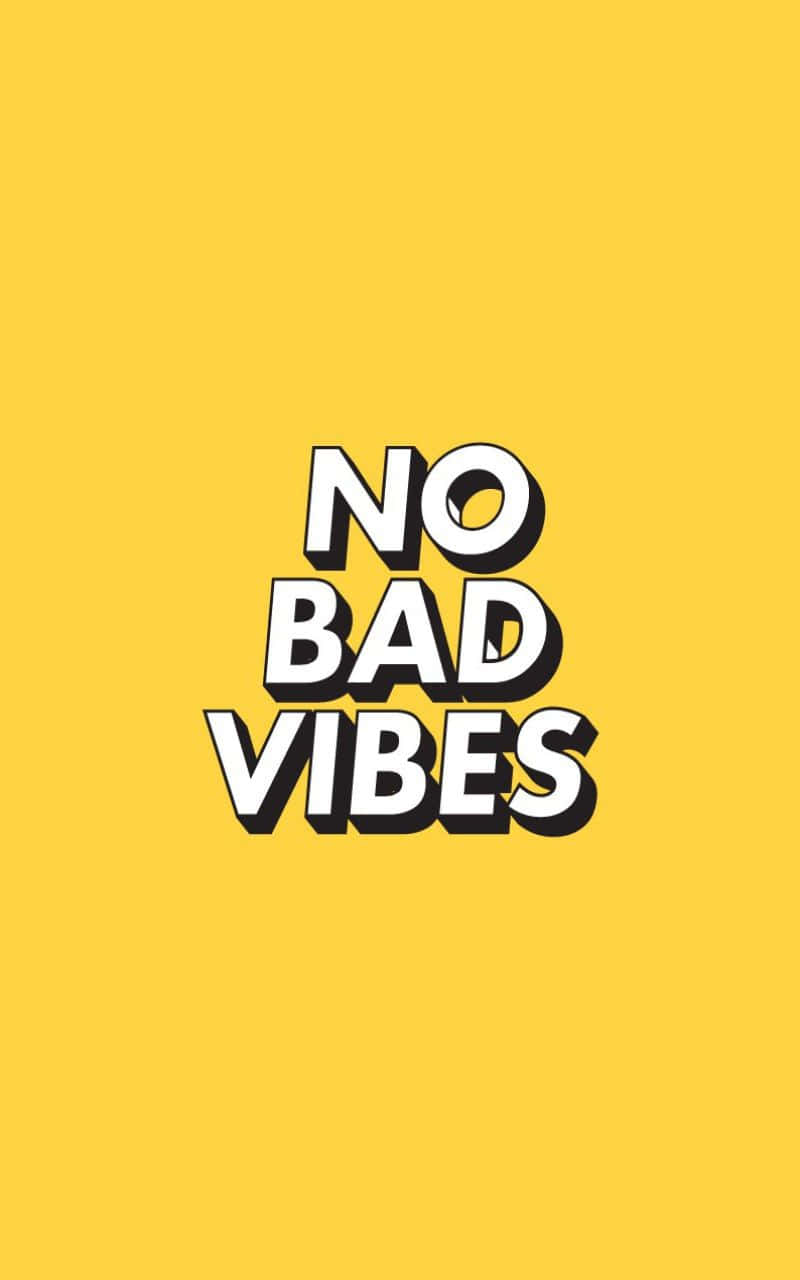 Bad Vibes 桌布 壁紙 — 粗體白色3D文字，內容為 no bad vibes，居中於純黃色背景上。