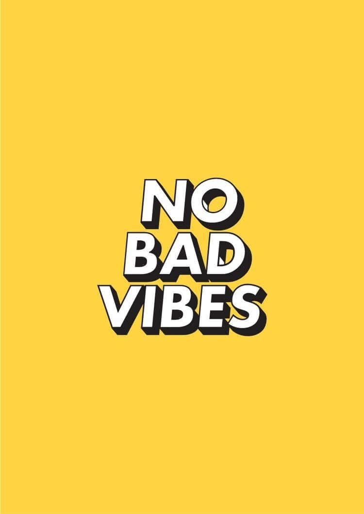 Aesthetic Yellow 桌布 壁紙 — 粗體白色3D文字顯示no bad vibes，居中在純黃色背景上。